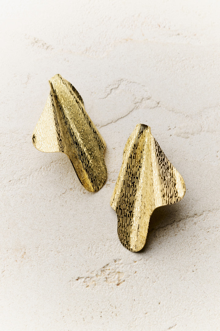 Boucles d’oreilles dorées ondulées