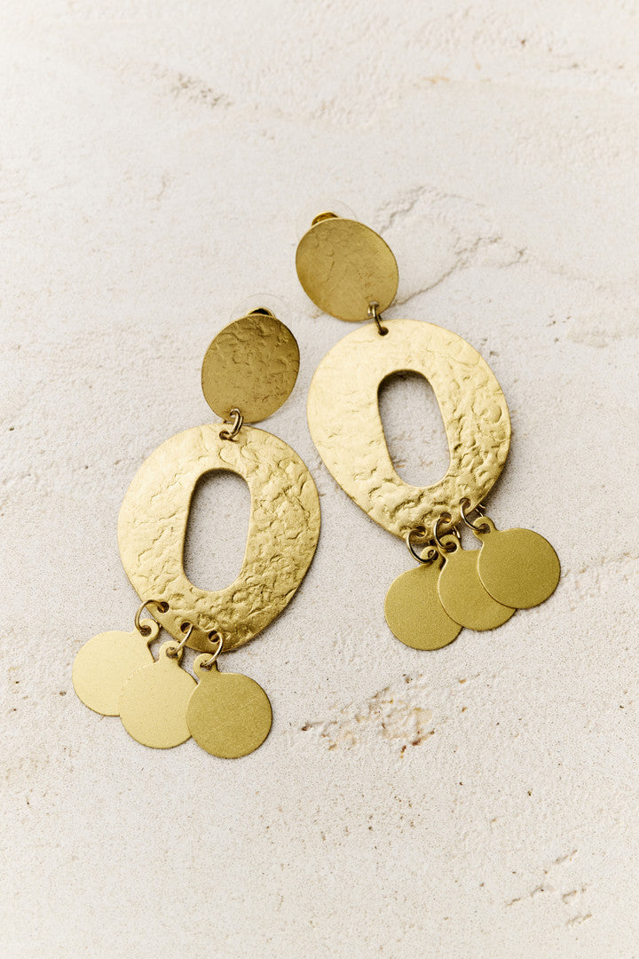 Boucles d’oreilles ovales pendantes effet martelé mat – élégance minimaliste